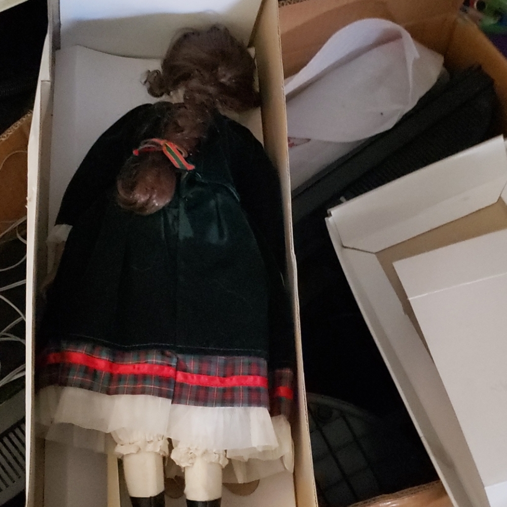 Porcelain doll - Picture 3 of 3